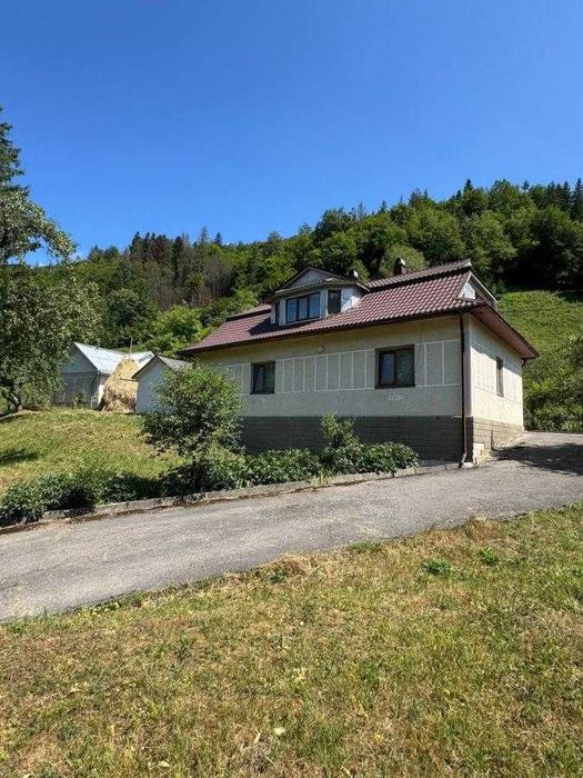 Будинок з великою ділянкою з можливістю побудови туристичного комплекс