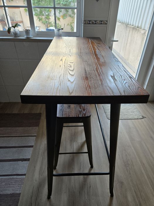 Vendo mesa de Pé  Alto com 2 bancos