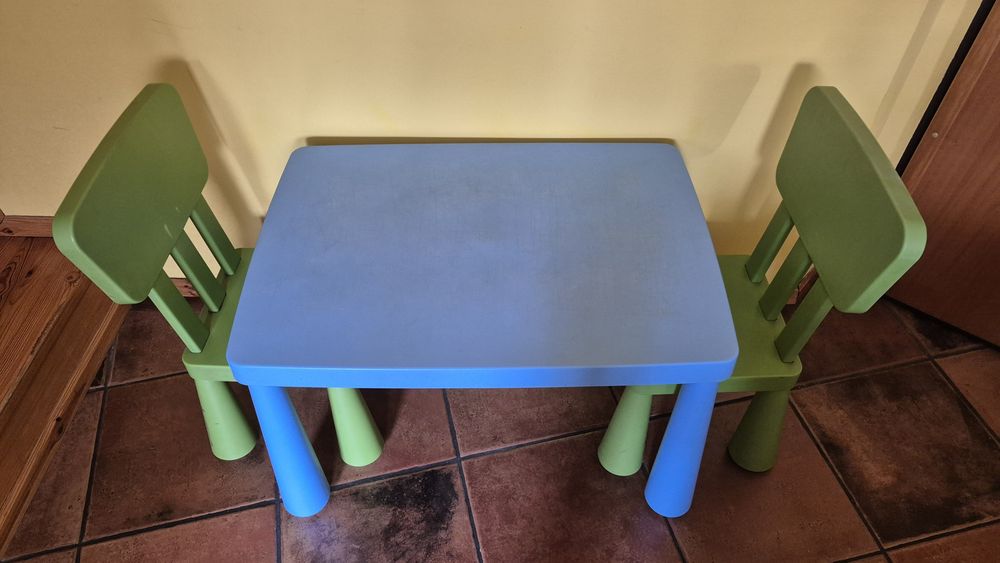 Stolik i dwa krzesełka dla dzieci. IKEA Mammut