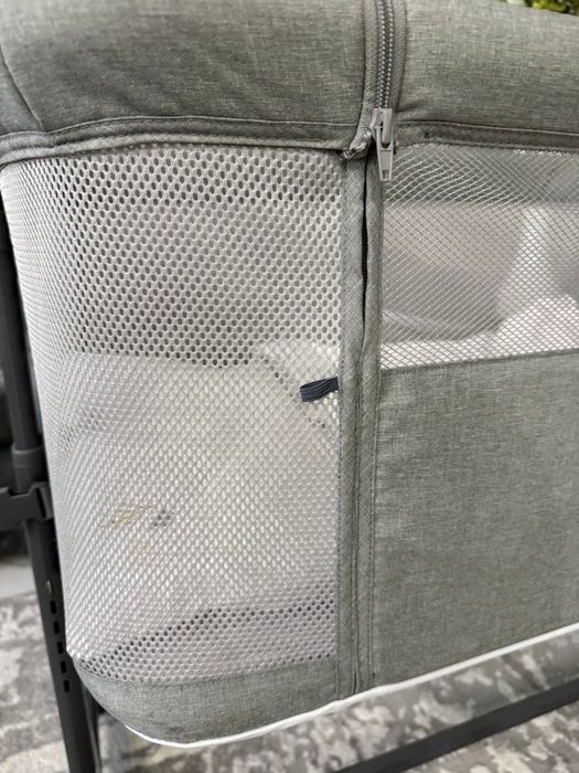 Детская кроватка на колесиках с постельным бельем, подушкой, матрассом