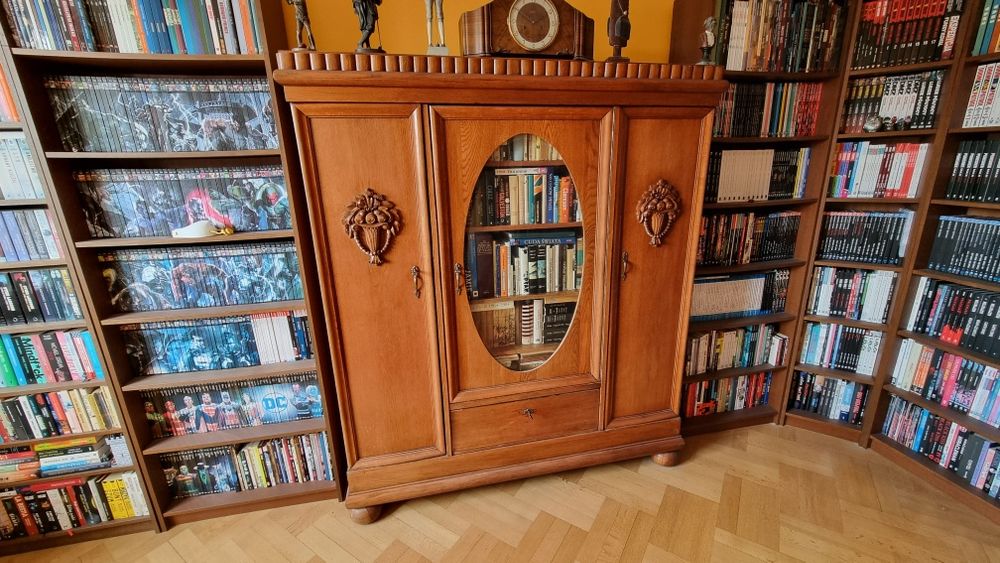 Biblioteka drewniana.