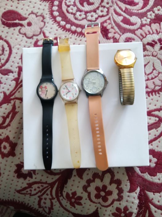 4 relógios 10€ só por pilhas estão todos a funcionar na perfeição