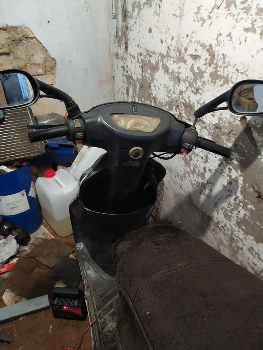 Скутер з документами на повному ходу.