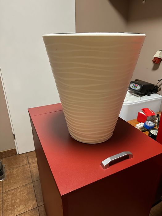 Sprzedam dużą  doniczkę na kwiaty