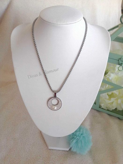 Vários colares no anúncio