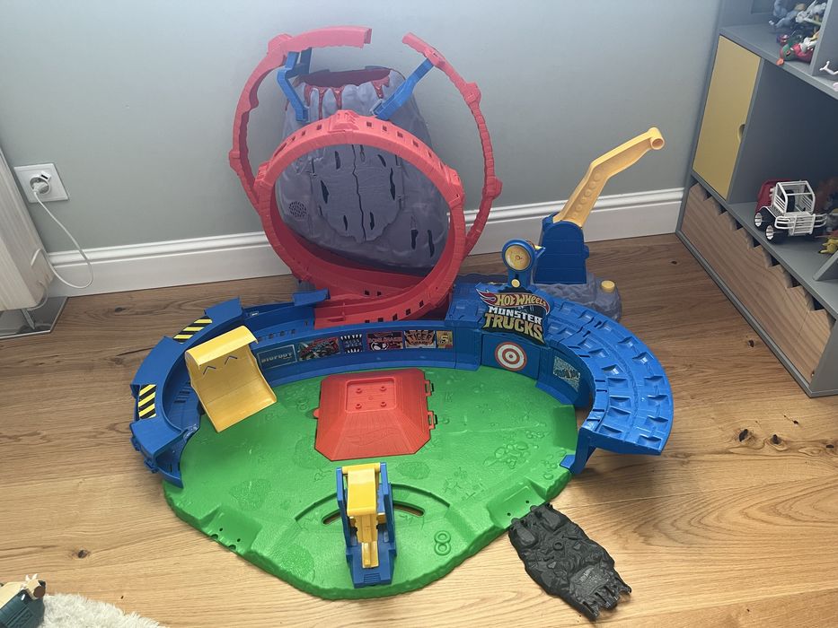 Hot Wheels Monster Truck tor z dinozaurem