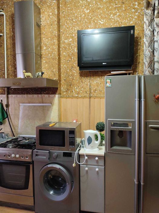 Продам 5-ком квартиру 170 м2, ул. Дмитриевская, 2 этаж, жилое сост, можно под офис)