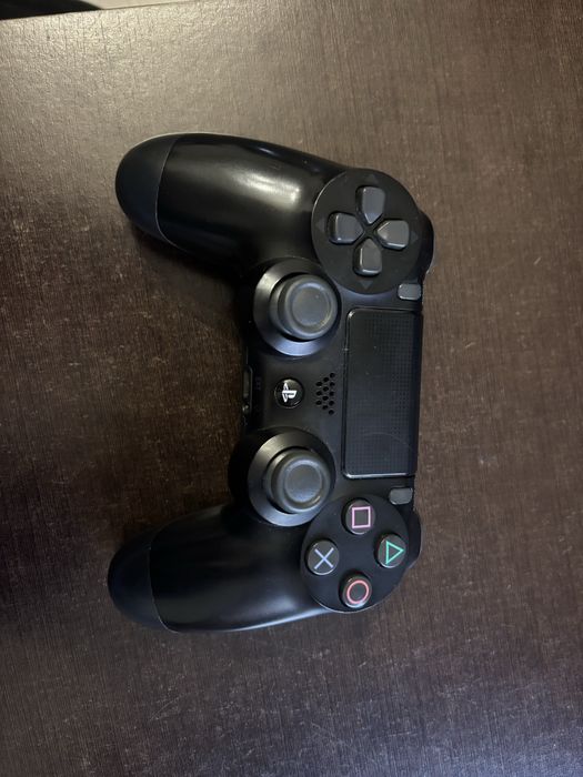 PlayStation 4 Slim e comando