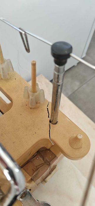 Máquina de costura corte e cose Singer Ultralock 14U74B