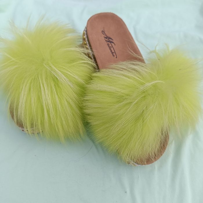 Neonowe klapki damskie na korku obszyte naturalnym jeniotem