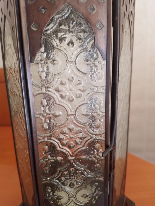 Metalową latarnia że szkłem ornamentowym