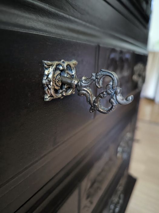 Vendo 2 mesas de cabeceira madeira escura trabalhada vintages