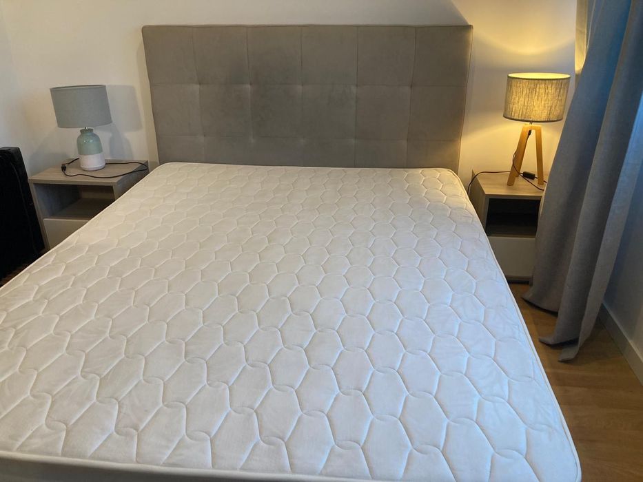 Cama de casal com colchão e duas mesas de cabeceira