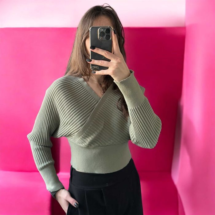 Kopertowy dziergany sweter w zielonym kolorze NA-KD