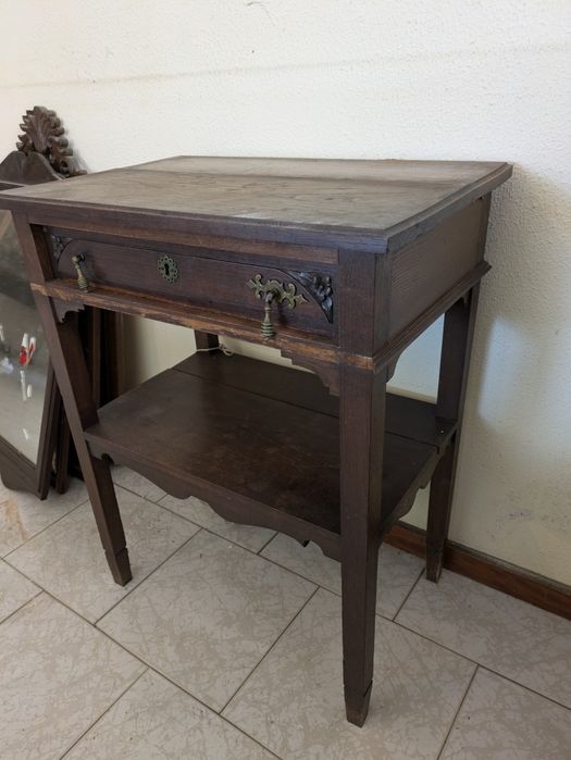 Mesa de madeira com prateleira