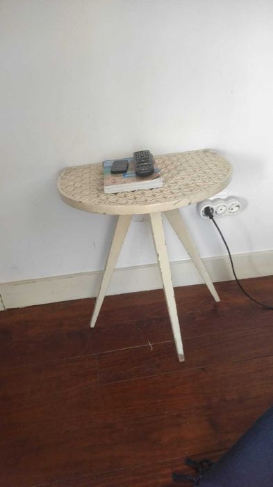 Mesa de apoio de madeira, 3 pés