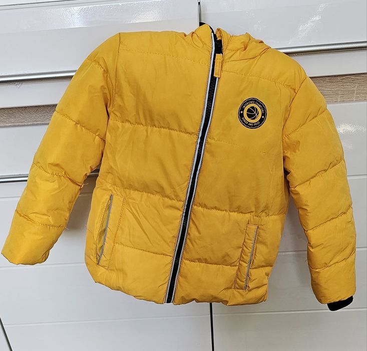 Курточка демісезонна,яскраво жовтого кольору.
