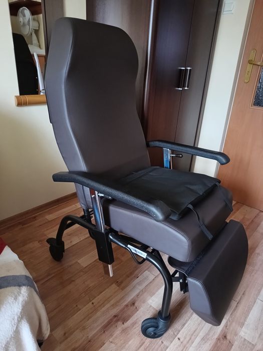 Fotel rehabilitacyjny + poduszka przeciwodleżynowa. Super stan
