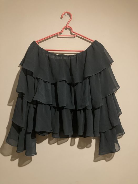 Czarna elegancka bluzka z falbanami