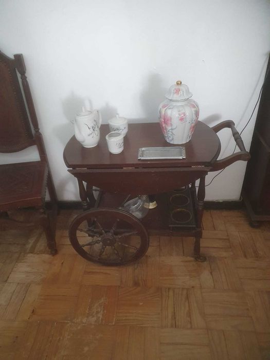 VENDE-SE MÓVEIS ANTIGOS:
Mesas, cadeiras, comodas, camas e outros.