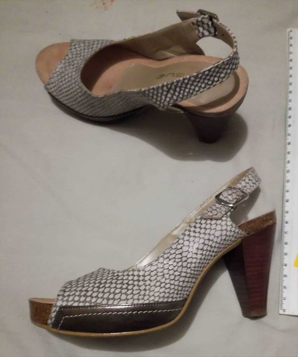 Sandálias em imitação de pele de cobra