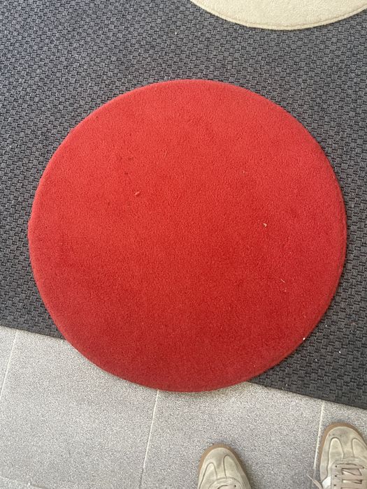 Tapetes ikea vermelhos e branco