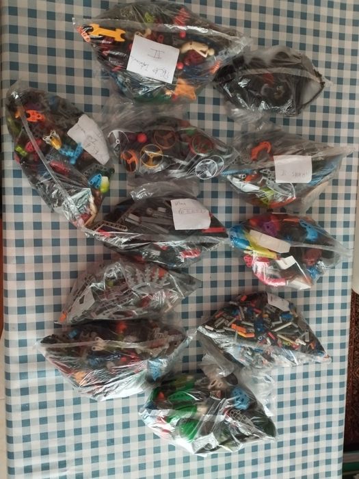 peças de bionicle e lego