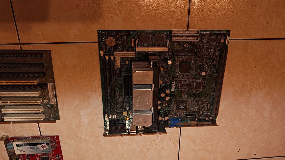 Podzespoły od starego PC Pentium III dysk Quantum płyta glówna ram