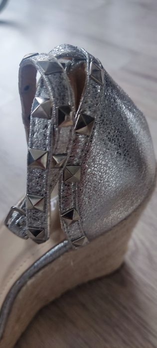Buty na wysokiej koturnie srebrne 38