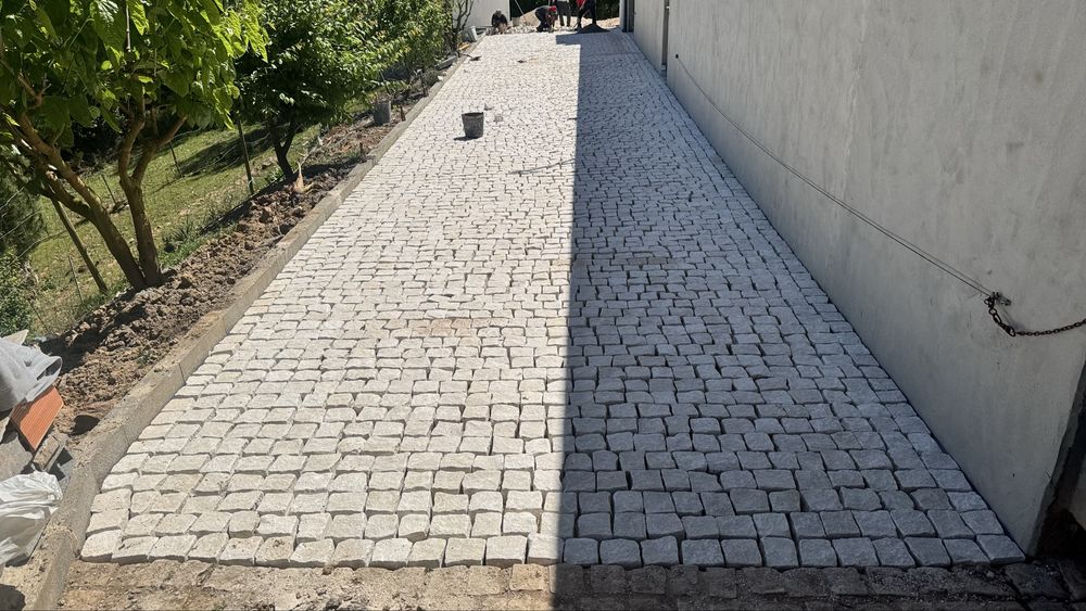 Calcadas e lancil e pave e muros em pedra