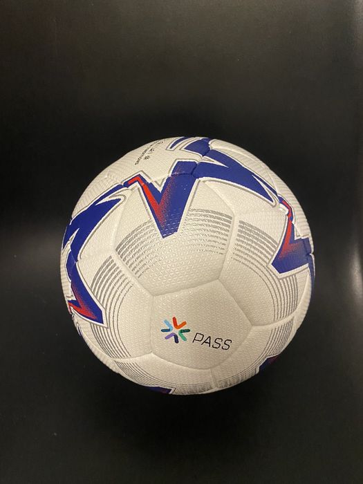 Футбольні м'ячі Pass