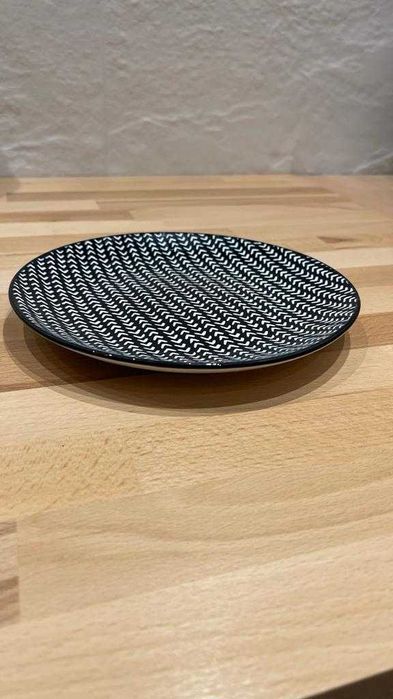 Sprzedam Talerze deserowe, bardzo ładne, nowe, średnica 19cm.