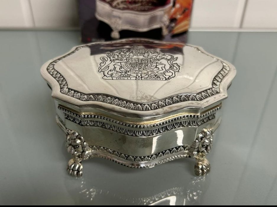 Guarda jóias em PRATA SHEFFIELD com BRASÃO DA FAMÍLIA REAL BRITÂNICA.