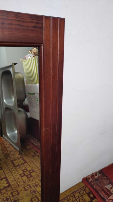 Lustro wiszące w drewnianej ramie