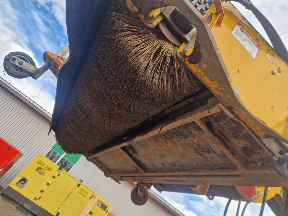 Щітка комунальна JCB SC240, підмітальна, замітальна з бункером