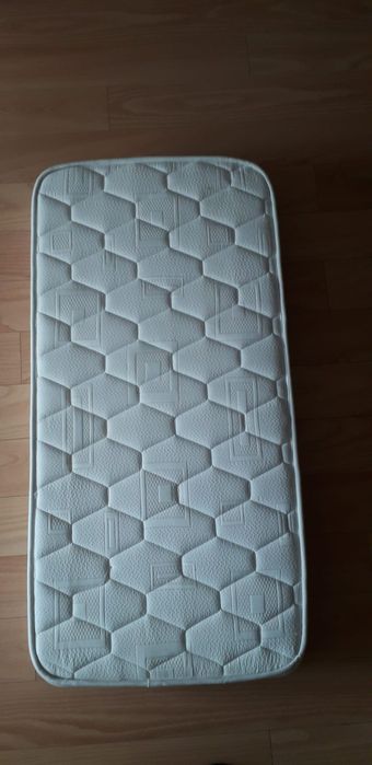 Cama de bebé de grades com colchão