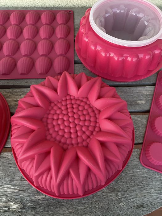 4 formas silicone e 1 plástico