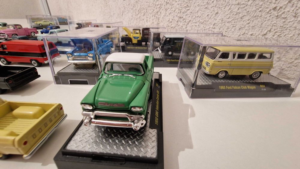 Lote de 19 Miniaturas de Pickups e carrinhas de serviço 1:64