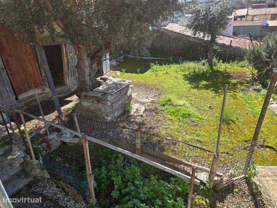Moradia com quintal e terraço perto de Vila Viçosa