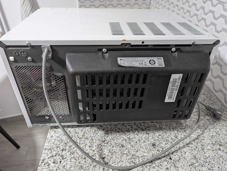 Micro-ondas LG MH6042D – 700 W | Bom estado