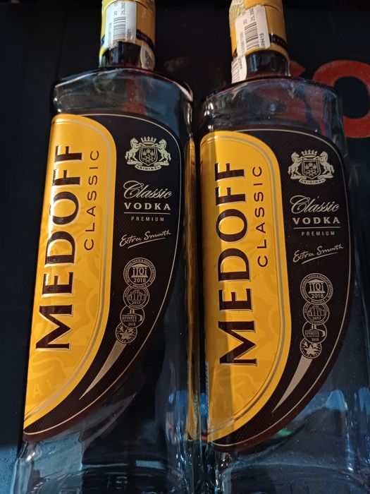 Тара з під горілчаних виробів.