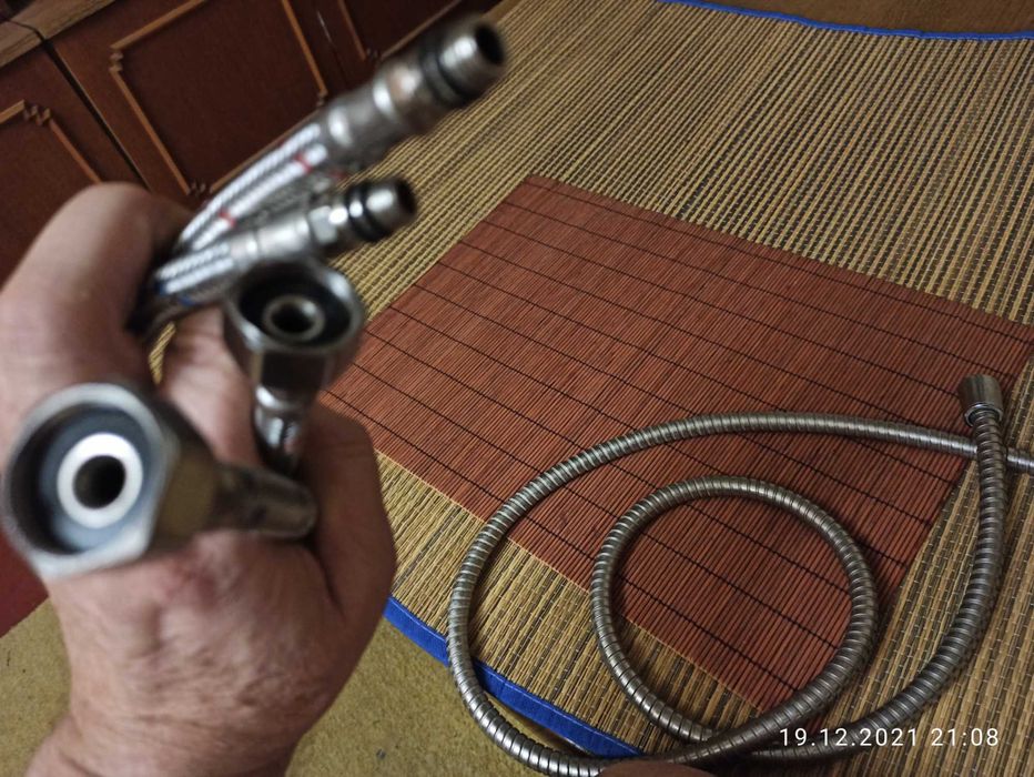 .  Шланги для підводки води