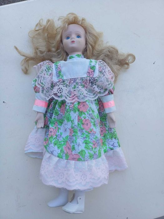 Boneca antiga, de loiça