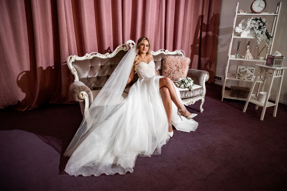 Весільна сукня з розрізом та корсетом