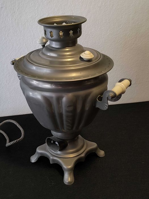 Antigo Samovar soviético/russo em metal.