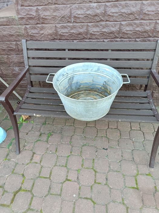 Mała balia z ocynku i duża wanna