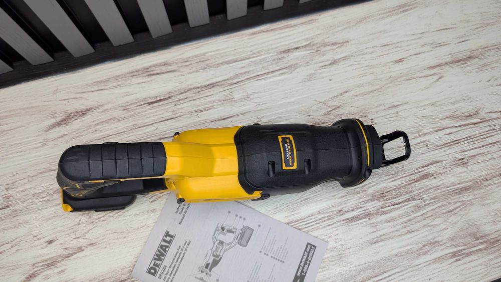 Акумуляторна бесщіточна сабельна пила Dewalt DCS382 20v