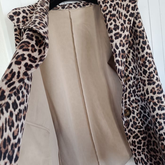 O casaco em pele de pêssego em tons de castanho,