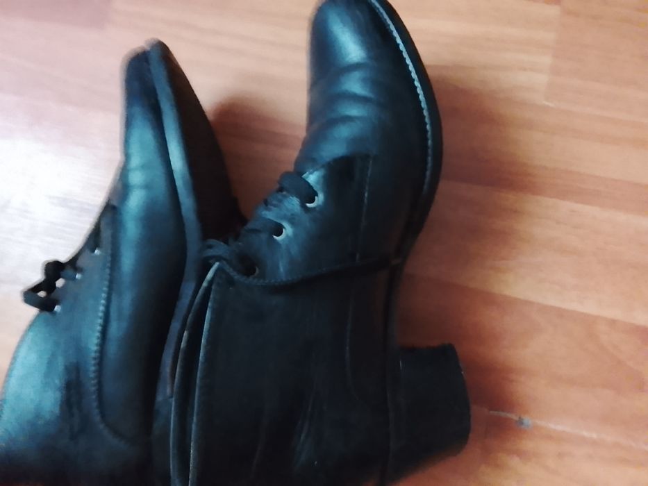 Жіноче шкіряне взуття.