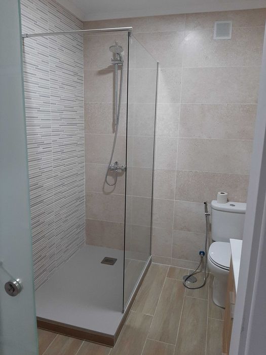 Quarto para estudantes em apartamento na Avenida Luísa Tody, no centro de Setúbal.